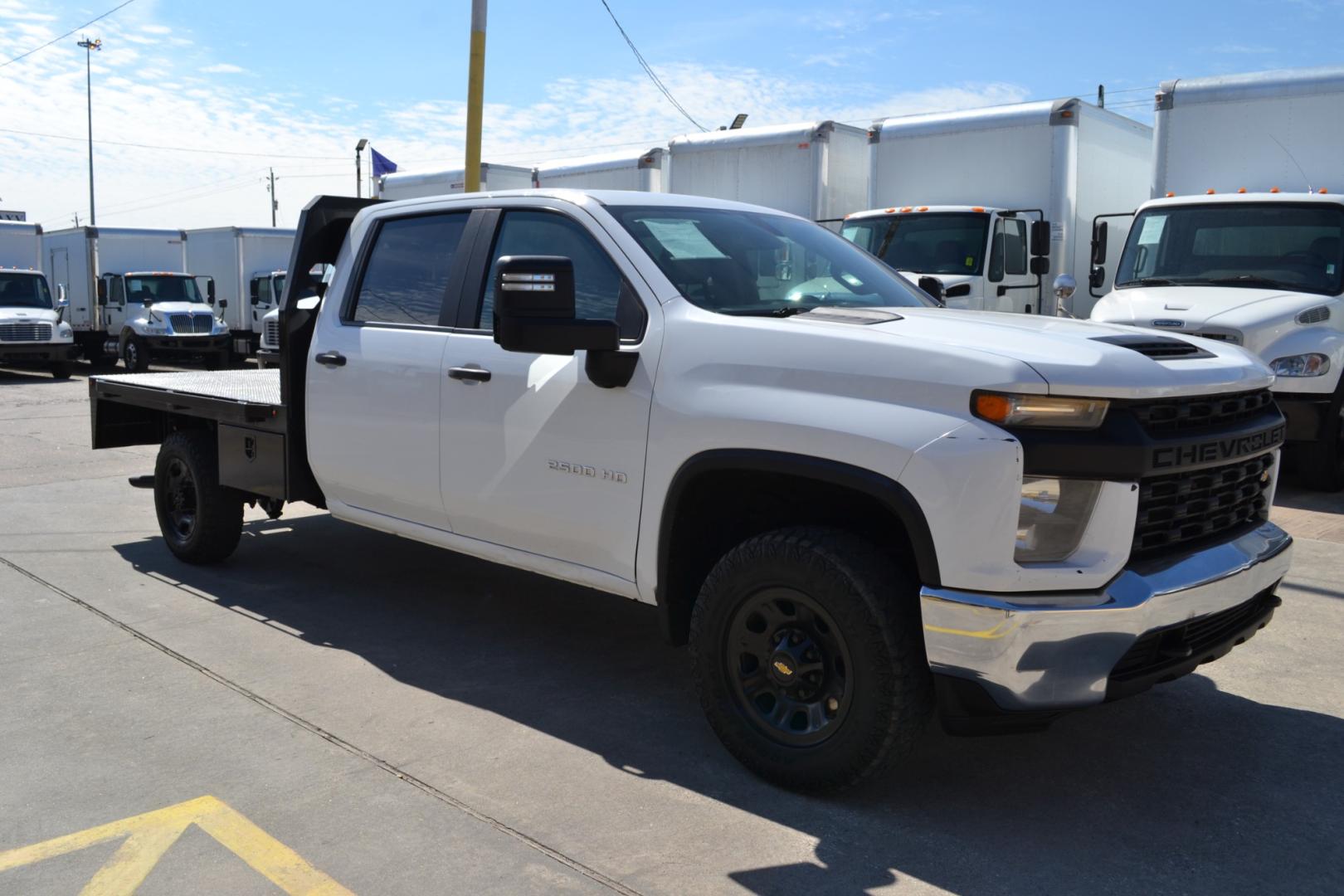2020 WHITE /BLACK CHEVROLET 2500HD with an V8 6.6L GASOLINE engine, 6SPD AUTOMATIC transmission, located at 9172 North Fwy, Houston, TX, 77037, (713) 910-6868, 29.887470, -95.411903 - 8.5FT FLATBED, GOOSENECK HITCH, 4X4, 10,850LB GVWR , CREW CAB, WB: 158", REVERSE CAMERA, POWER WINDOWS, LOCKS & MIRRORS, TOOLBOX - Photo#2